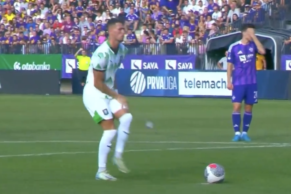 Skandal na slovenačkom derbiju! Fudbaler Olimpije pogođen sa tribina u nezgodno mesto, meč odmah prekinut! (VIDEO)