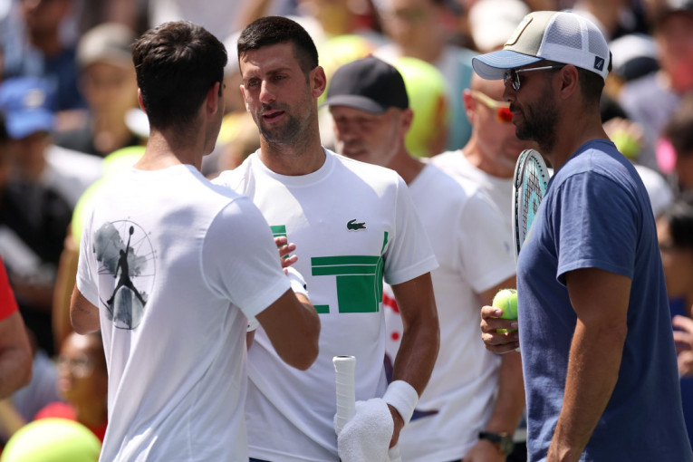 Novak odradio poslednji trening pred US open: Đoković delio autograme na "Arturu Ešu", a onda se na terenu susreo sa Alkarazom (FOTO)