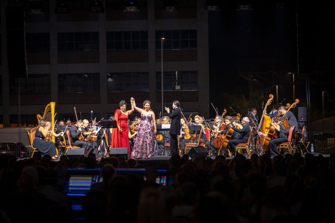 Ovacije za prvi operski gala koncert u Silosima: Scenografija na otvorenom uz pomoć veštačke inteligencije (FOTO)