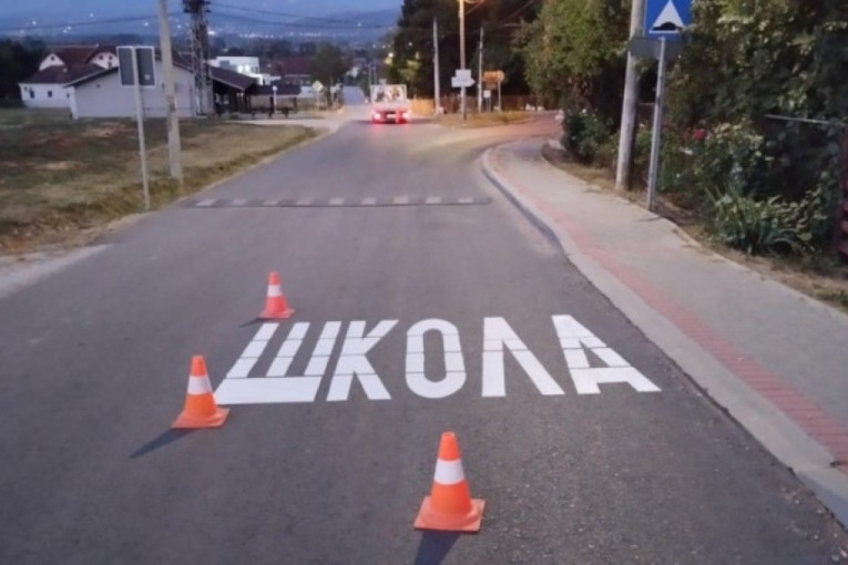 Vozači, pazite, deca se vraćaju u učionice: Pred početak školske godine popravlja se saobraćajna signalizacija u zonama svih škola u Čačku