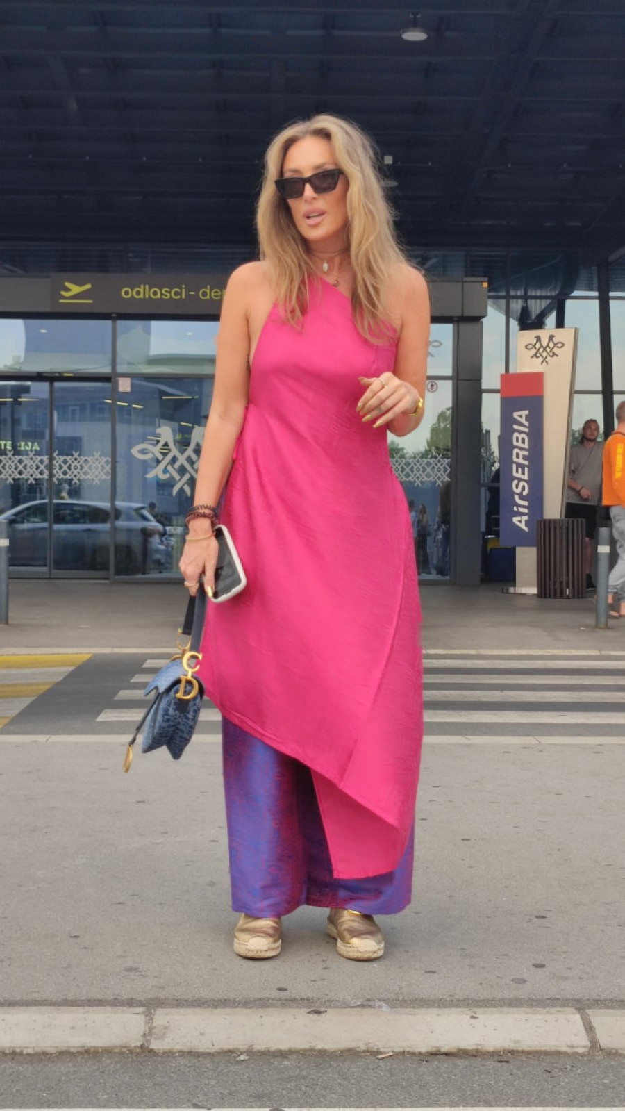 Senidah stigla u Beograd – OUTFIT GORI, otkrila i detalje o koncertu