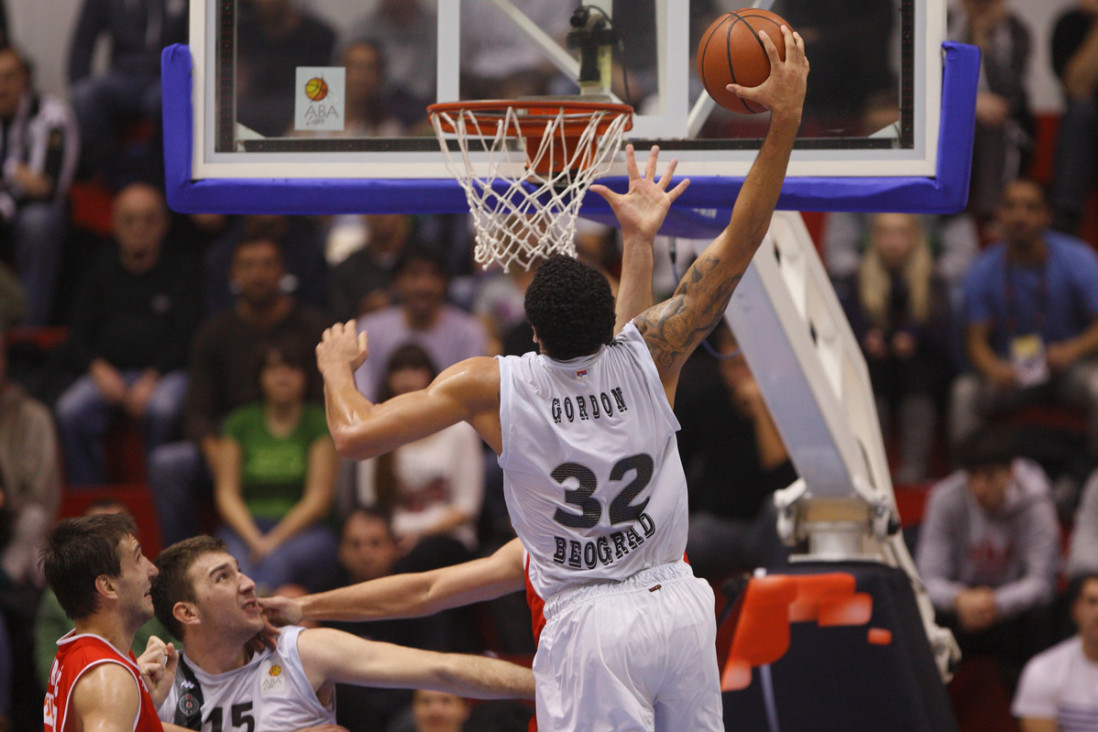 Biće opet Gordon 32! Jokićev saigrač u čast tragično nastradalog bivšeg košarkaša Partizana menja broj na dresu!