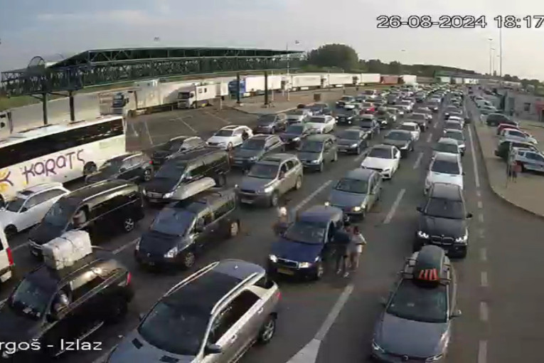 Čeka se sat vremena! Gužve na granicama ne prestaju, ovo je presek stanja (FOTO)