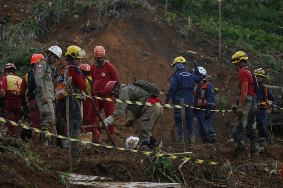 Stravična tragedija: Žena pala u provaliju dok se fotografisala, nećak pokušao da je spase pa i on poginuo (FOTO)