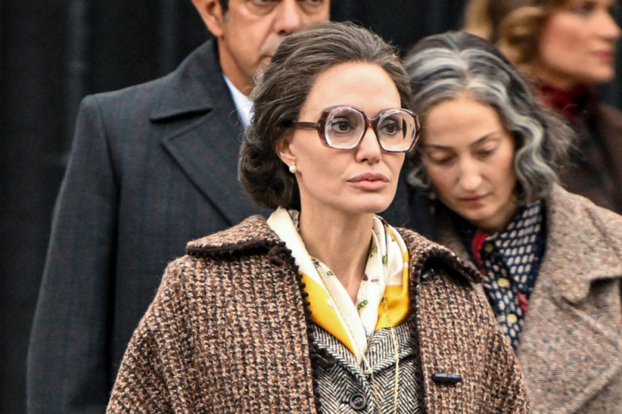 "Pevanje, zvezde, droga, smrt, povratak – svega je previše": Kritika dala svoju ne baš lepu reč o novom filmu Anđeline Džoli (FOTO/VIDEO)