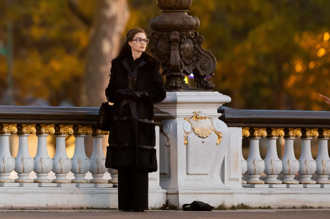 Pogledajte prvi kadar iz kontroverznog filma o Mariji Kalas: Anđelina Džoli u ulozi slavne operske dive (FOTO/VIDEO)