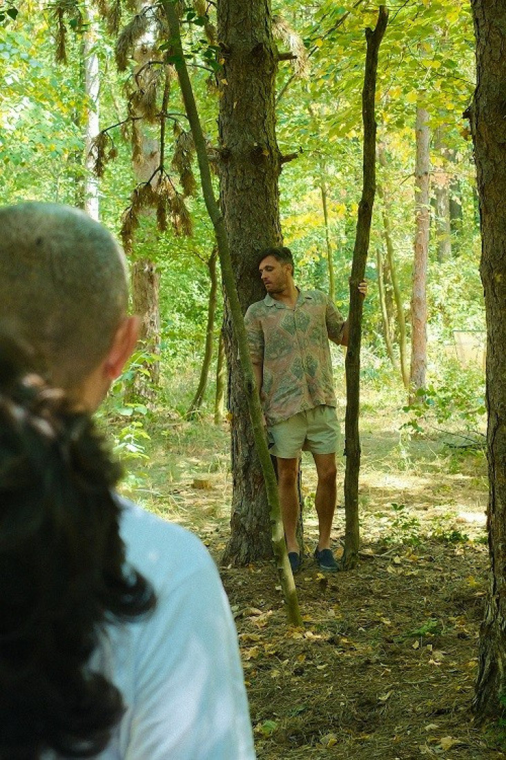 Oni su "zarobljeni" u stanu i zamišljaju da su otišli na letovanje: Počelo snimanje domaće serije ,,Biće novih leta“ (FOTO)