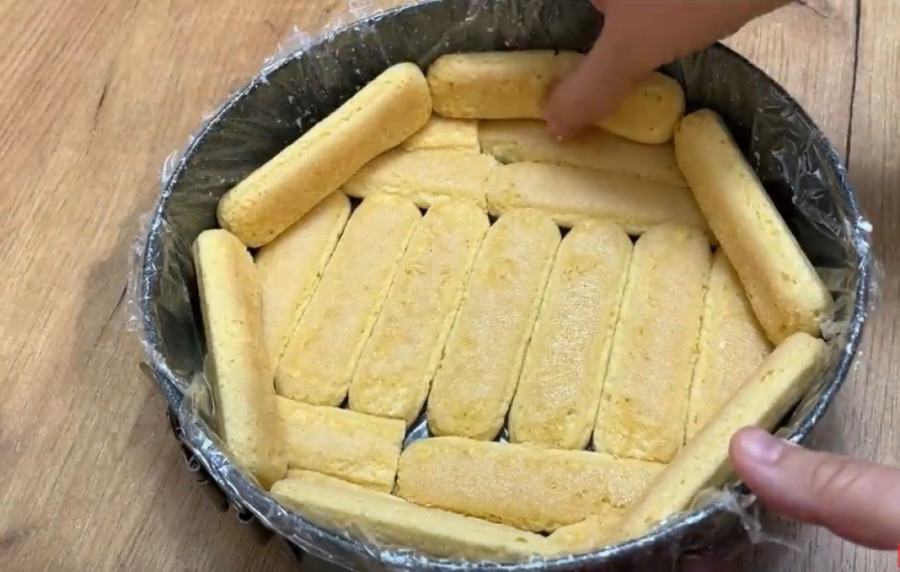 Recept dana: Torta sa piškotama i čokoladnim kremom, prelivena čokoladom i orasima - bez pečenja, gotova za 20 minuta