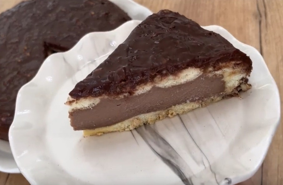 Recept dana: Torta sa piškotama i čokoladnim kremom, prelivena čokoladom i orasima - bez pečenja, gotova za 20 minuta