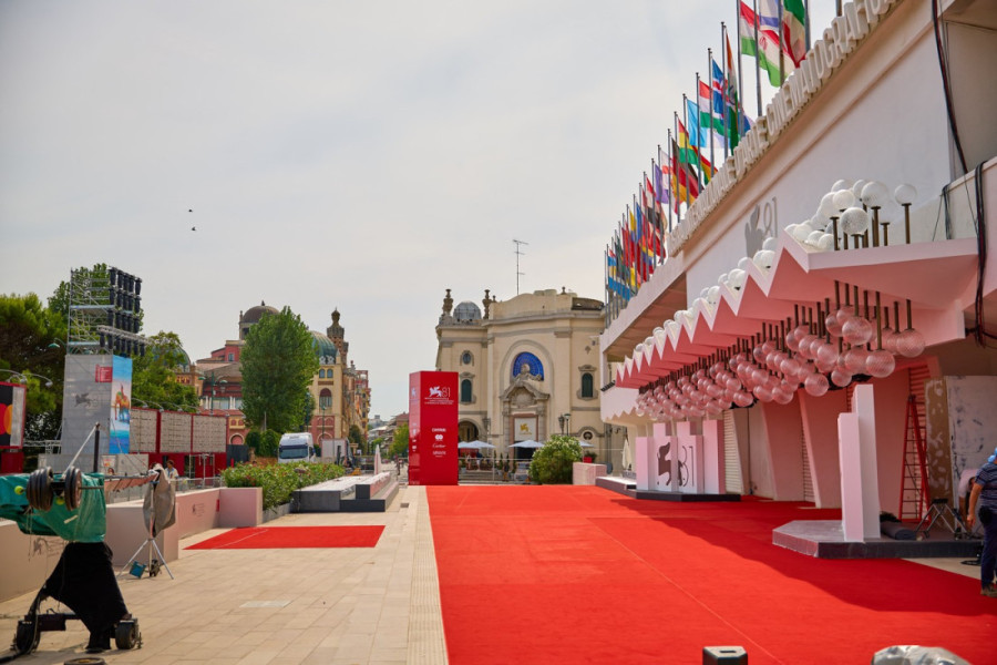 Anđelina Džoli među prvima stigla u Veneciju: Sve je spremno za glamurozni filmski festival (FOTO)