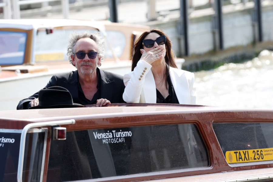Poljupci, autogrami i sjaj slavne filmske dive: Monika Beluči i Tim Barton doputovali u Veneciju, večeras otvaraju festival (FOTO/VIDEO)
