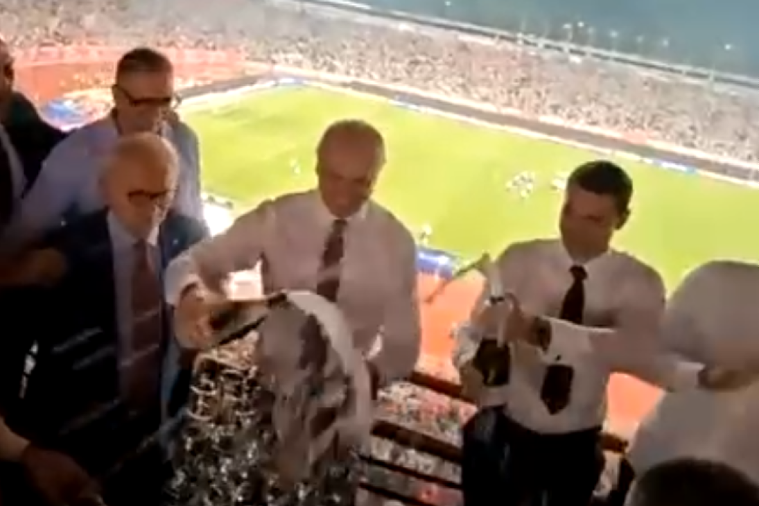Terzić otvorio šampanjac na "Marakani": Pogledajte kako se "zalila" liga šampiona u svečanoj loži! (VIDEO)