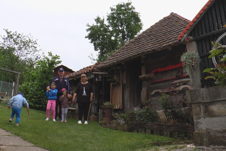 Iz ljubavi prema selu i tradiciji rodila se ideja za neobičan hobi: U vajatu porodice Alempijević nalazi se pravo muzejsko blago (FOTO)