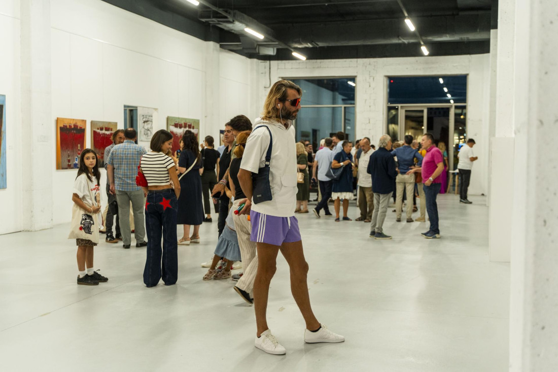 Supertankeri kao fascinacija: Otvorena izložba Aleksandra Cvetkovića „Novi zapisi armižadura“ (FOTO)