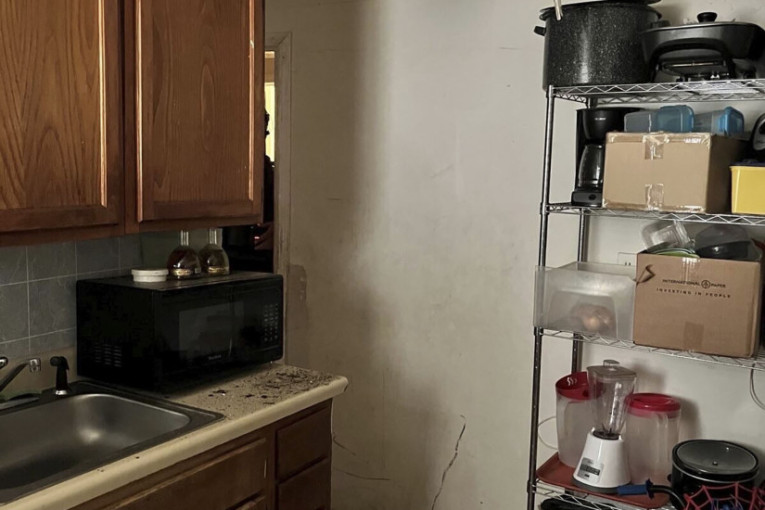 Propao kroz plafon kuće pravo u ruke policiji: Bio u bekstvu zbog ubistva, mislio da je siguran u skrovištu na tavanu