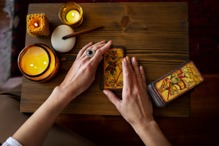Tarot karta za svaki horoskopski znak za april 2025: Ovnovima su finansije u fokusu, Vage su na raskrsnici života