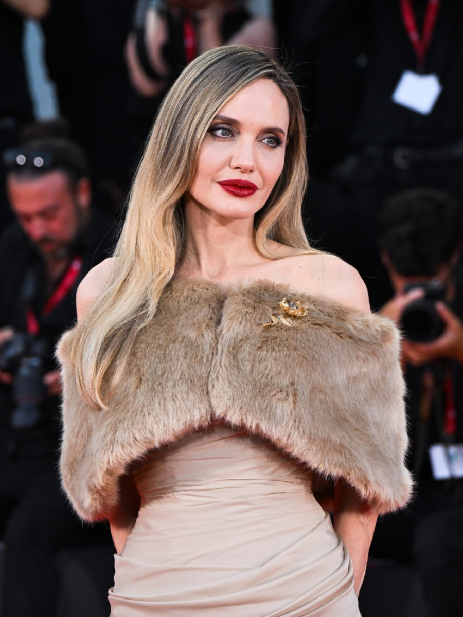 "Pevanje, zvezde, droga, smrt, povratak – svega je previše": Kritika dala svoju ne baš lepu reč o novom filmu Anđeline Džoli (FOTO/VIDEO)