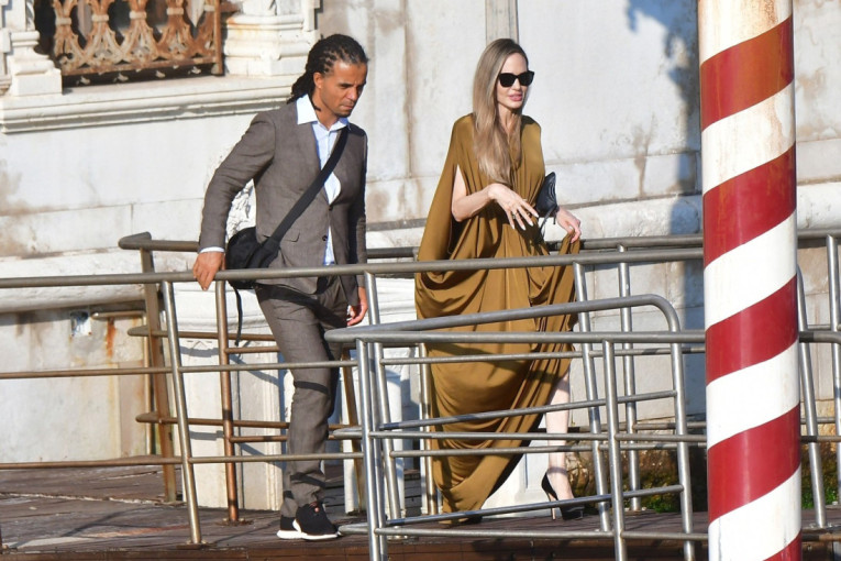 Anđelina Džoli uhvaćena sa znatno mlađim muškarcem: Došla na Filmski festival u Veneciji u pratnji repera!