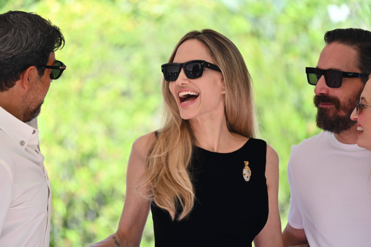 Anđelina Džoli uhvaćena sa znatno mlađim muškarcem: Došla na Filmski festival u Veneciji u pratnji repera!