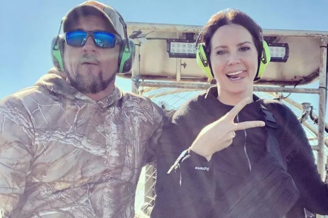 Udala se Lana Del Rej! Pevačica napravila svadbu u šatoru pored močvare: Nakon mesec dana veze izgovorila sudbonosno "Da"!