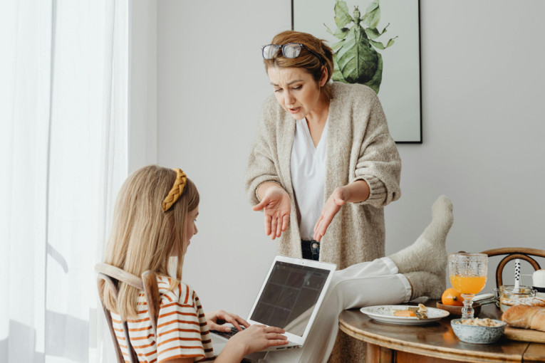 Mislite da ste samo umorni? Ovo su jasni simptomi da prolazite kroz roditeljski "burnout"