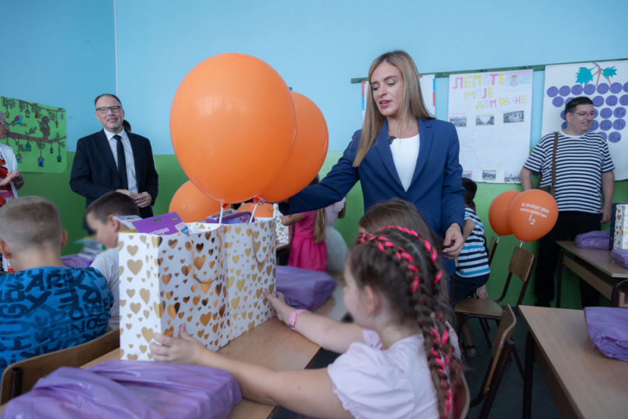 Đurđević Stamenkovski uručila školski pribor i udžbenike đacima dve škole u Crvenki