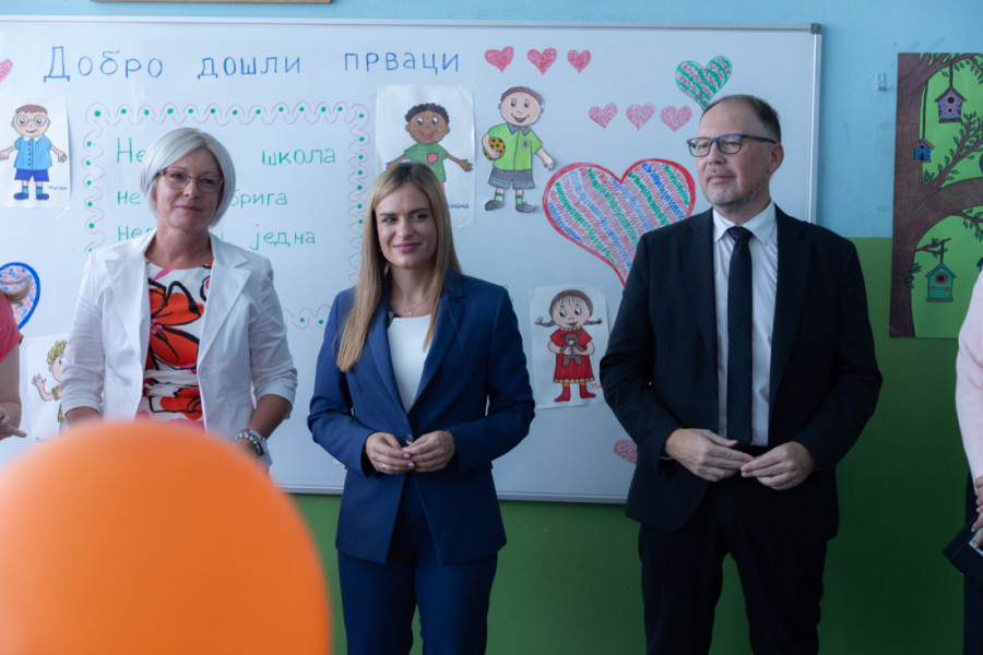 Đurđević Stamenkovski uručila školski pribor i udžbenike đacima dve škole u Crvenki