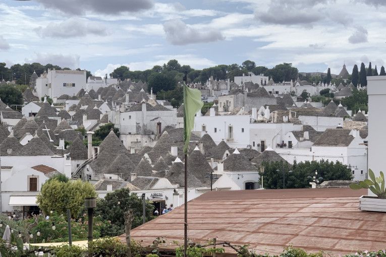 Kolibice iz bajke u Italiji rušene su do temelja dvaput godišnje iz neobičnog razloga: Danas svi hrle da se tamo slikaju (GALERIJA)