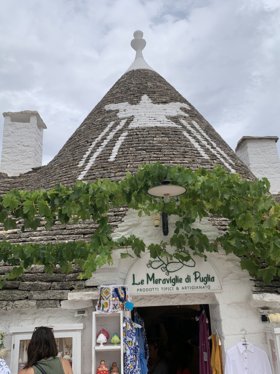 Kolibice iz bajke u Italiji rušene su do temelja dvaput godišnje iz neobičnog razloga: Danas svi hrle da se tamo slikaju (GALERIJA)