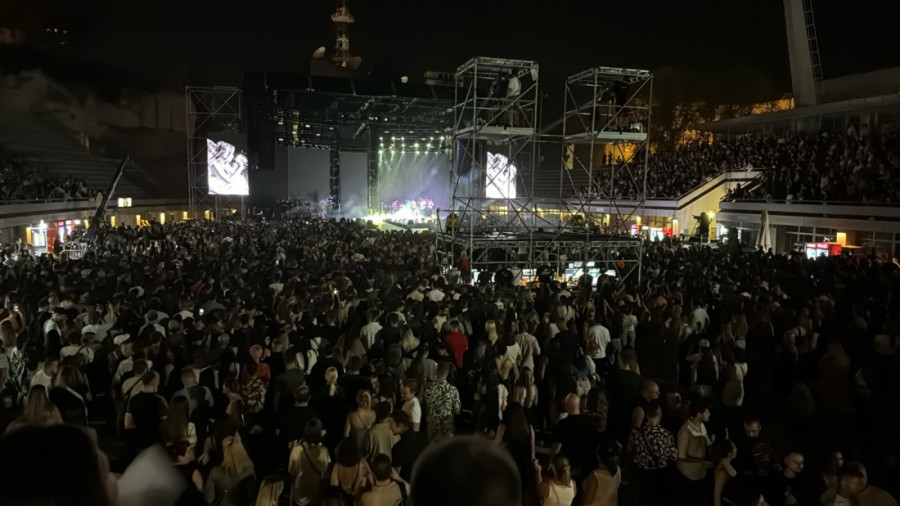 Senida zasenila publiku smelom kombinacijom: Na scenu izašla sva u belom, zapevala ovu baladu