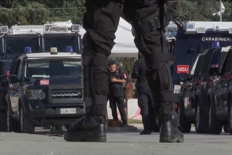 Stravičan udes kod Vrnjačke Banje! Vozač probio zaštitnu ogradu ii prevrnuo se, od auta nije ostalo ništa! (VIDEO)