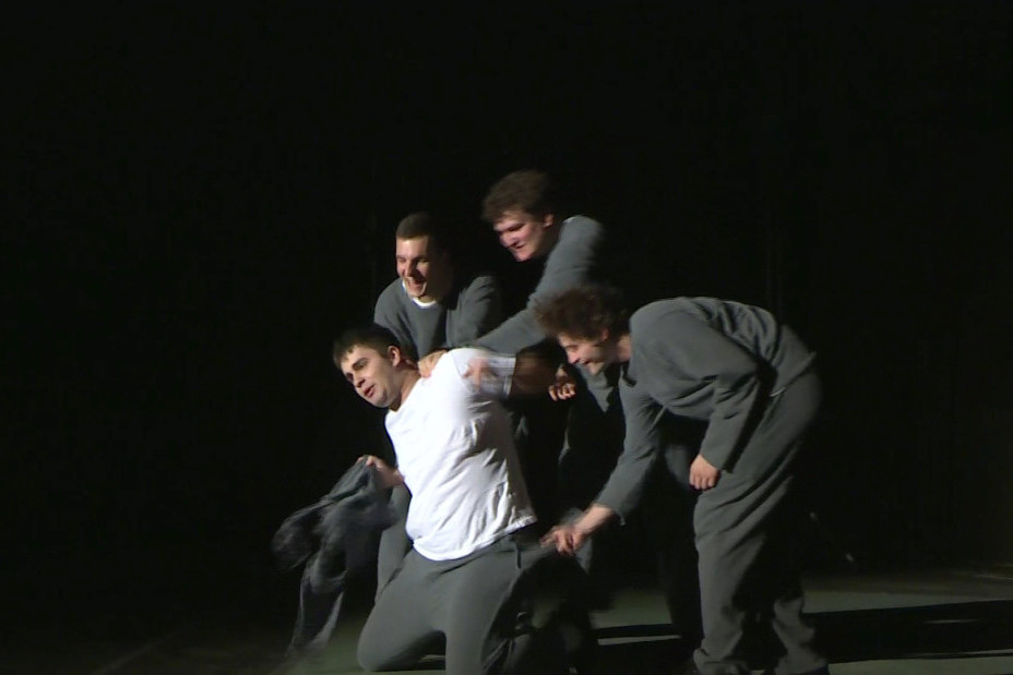 "Kavez za ptice" o vršnjačkom nasilju: Premijerno na Letnjoj sceni BDP (FOTO/VIDEO)