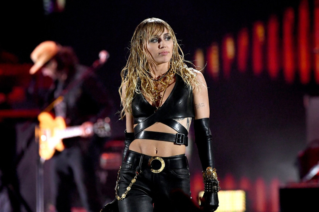 Majli Sajrus uhvaćena u provodu nakon vesti da je tužena zbog pesme "Flowers": Evo ko je sa njom!