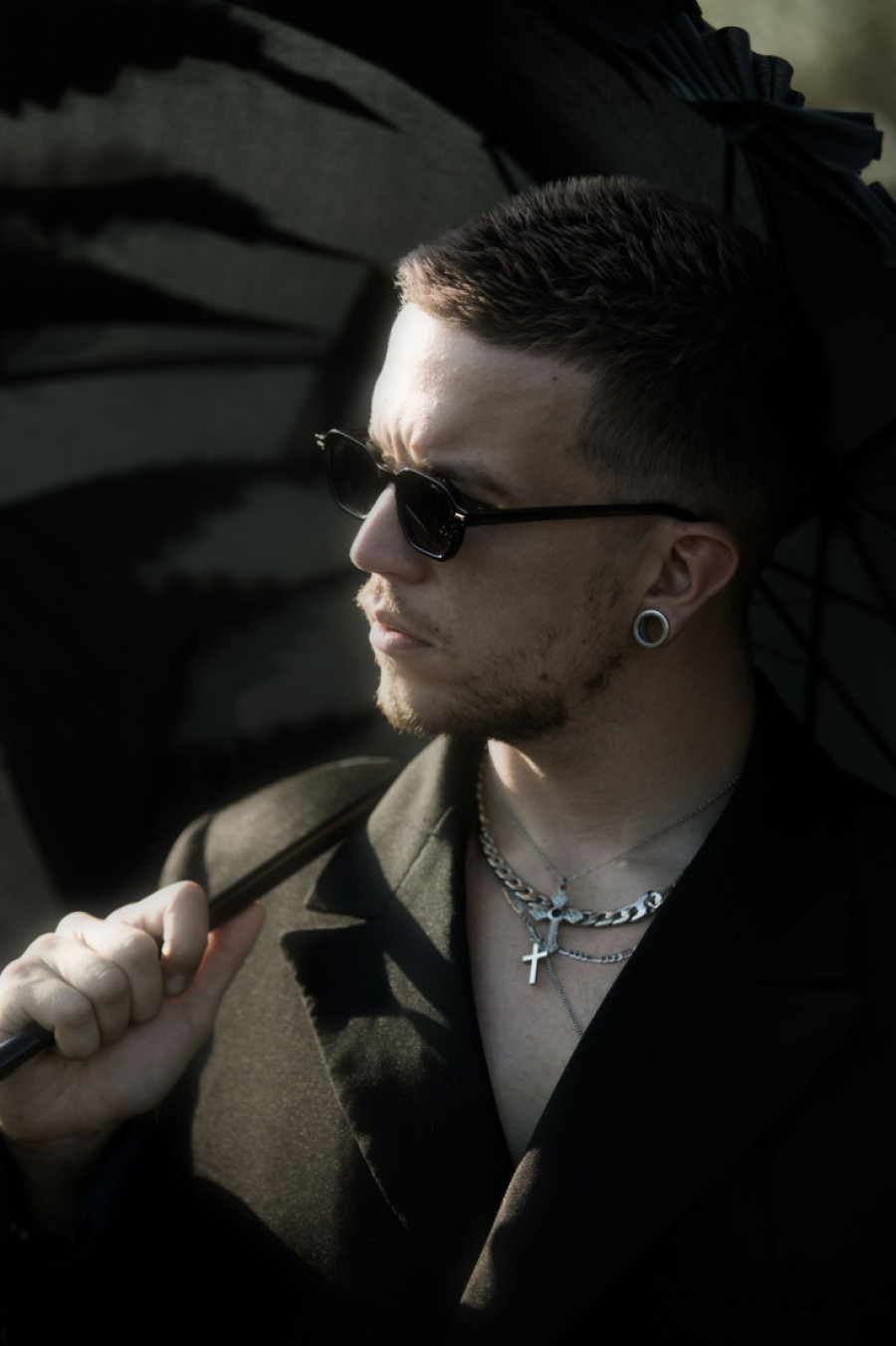 Bejbi Lazanja u mrtvačkom sanduku: Šokantan spot o kome priča ceo region (FOTO/VIDEO)