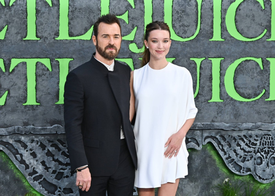 Bivši muž Dženifer Aniston ponovo „staje na ludi kamen"! Veridba „pala" usred Venecijanskog filmskog festivala