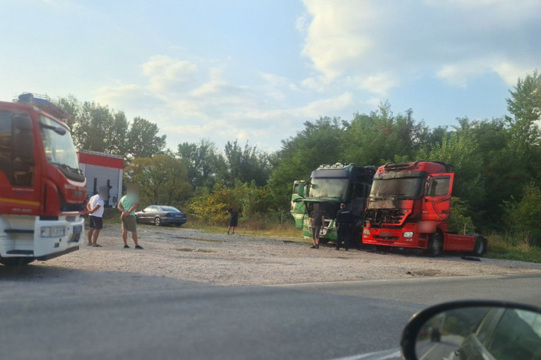 Incident u Prijepolju: Zapaljena dva kamiona vrednosti 40.000 evra, vatrogasci se jedva izborili sa ogromnim plamenom (FOTO)