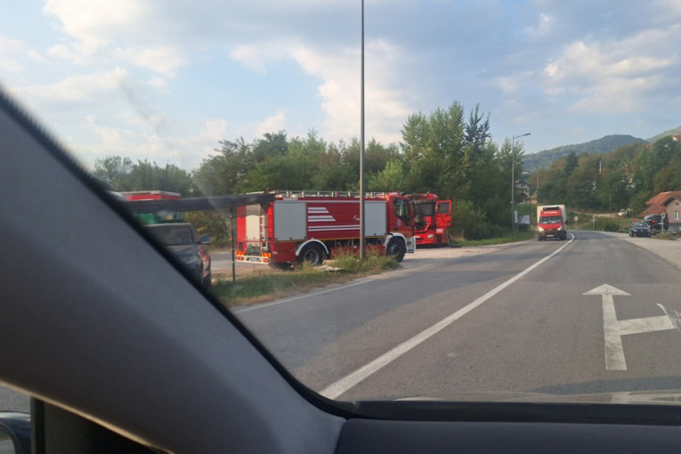 Incident u Prijepolju: Zapaljena dva kamiona vrednosti 40.000 evra, vatrogasci se jedva izborili sa ogromnim plamenom (FOTO)