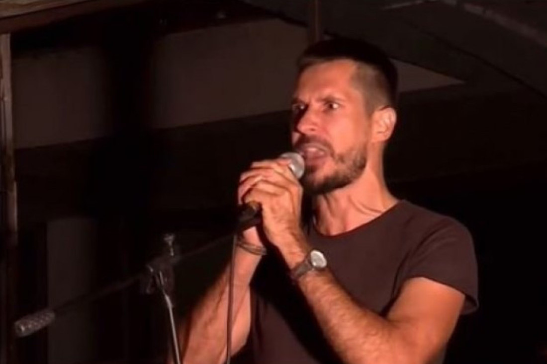 Da li je ovo normalno: Pogledajte uznemirujući nastup jednog od govornika na jučerašnjem protestu! (VIDEO)