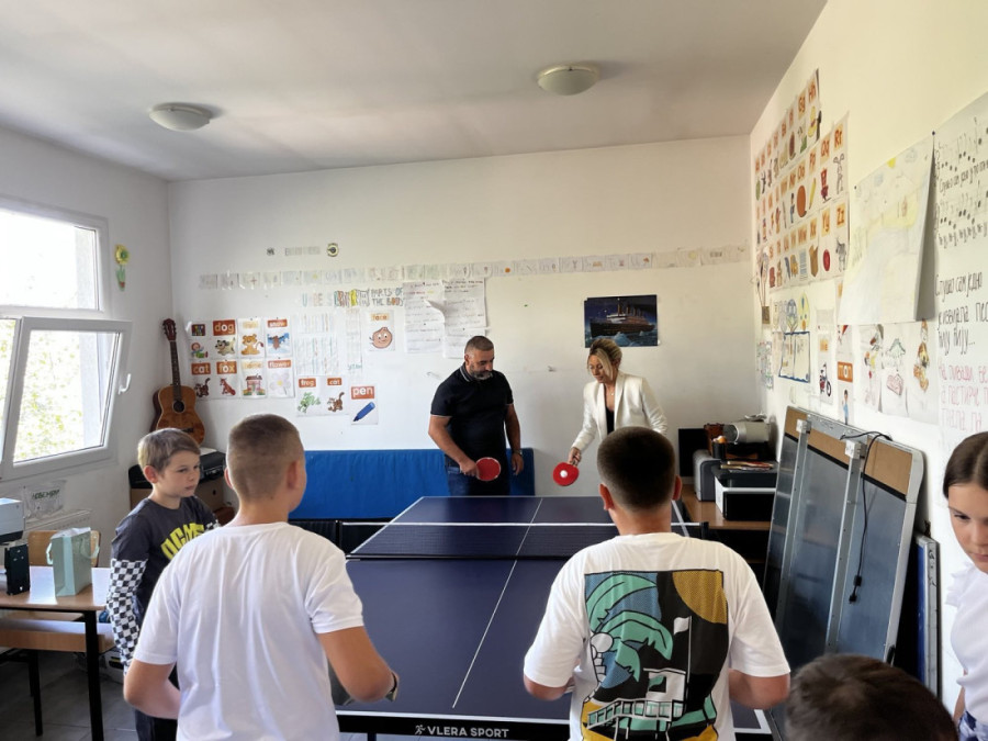 Direktorka Fondacije ”Dajana Paunović” i predstavnci opštine Stari grad donirali kompletnu đačku opremu mališanima u opštini Istok