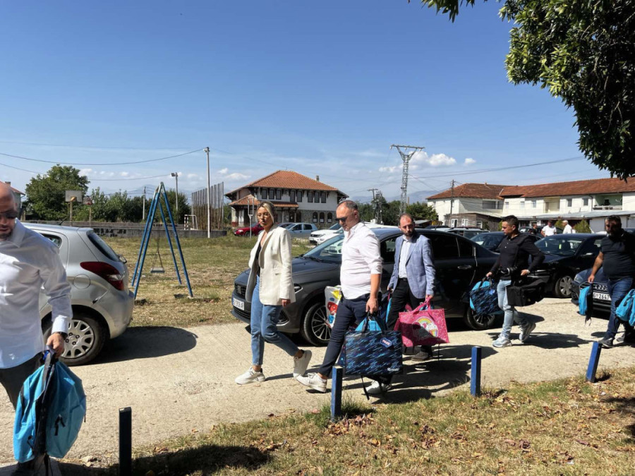 Direktorka Fondacije ”Dajana Paunović” i predstavnci opštine Stari grad donirali kompletnu đačku opremu mališanima u opštini Istok