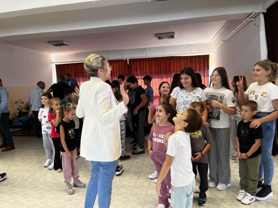 Direktorka Fondacije ”Dajana Paunović” i predstavnci opštine Stari grad donirali kompletnu đačku opremu mališanima u opštini Istok