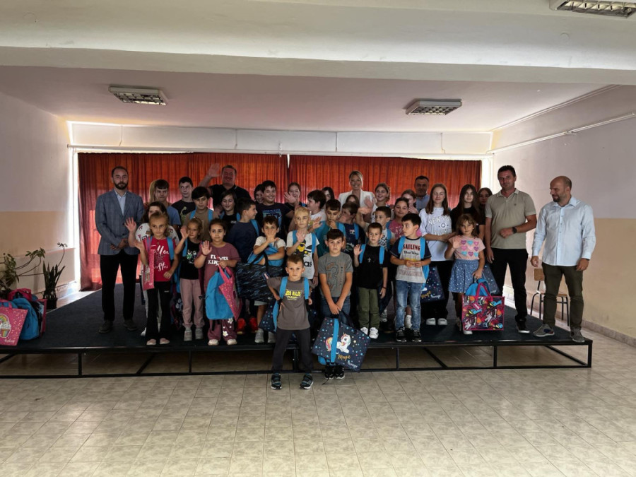 Direktorka Fondacije ”Dajana Paunović” i predstavnci opštine Stari grad donirali kompletnu đačku opremu mališanima u opštini Istok