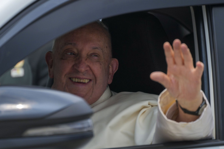 Papa na maratonskom putovanju: Sleteo u Džakartu (VIDEO/FOTO)