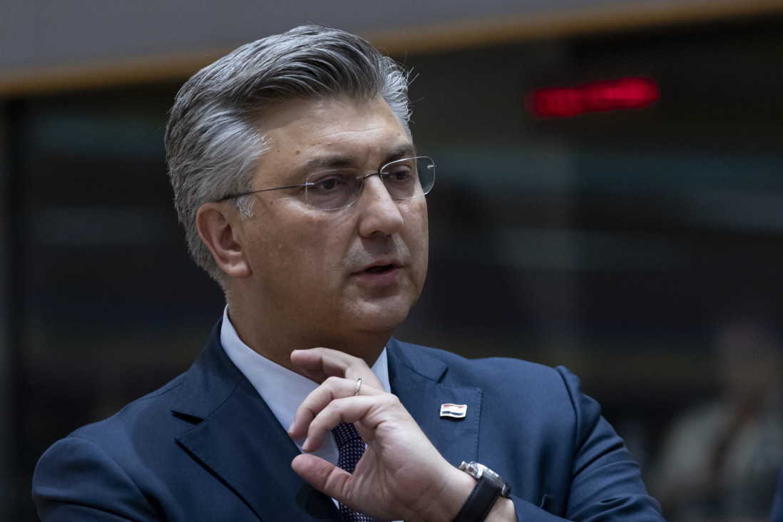 Jedno dete umrlo, 7 povređenih u napadu u zagrebačkoj školi! Jecaji i sveće u Prečkom, sutra Dan žalosti (FOTO/VIDEO)