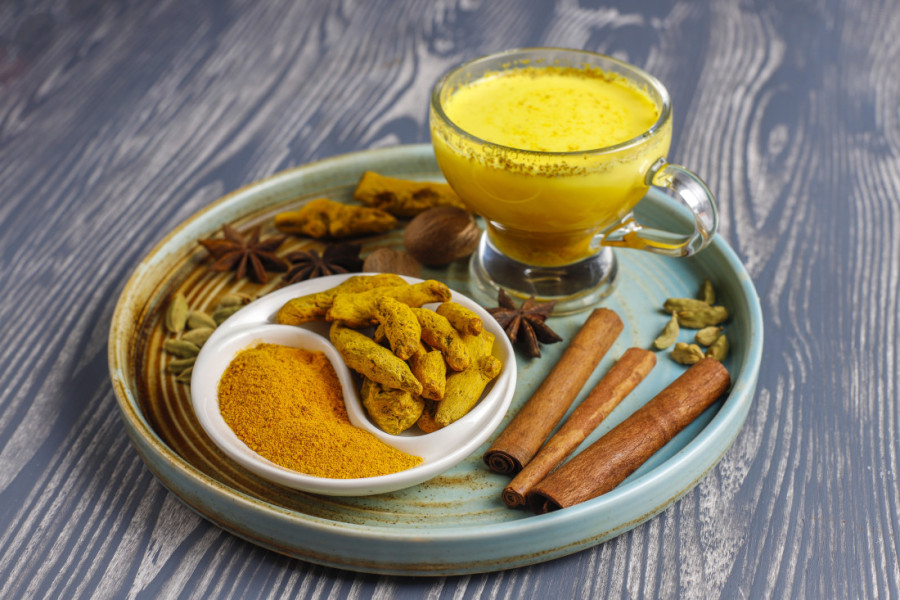 Zbog klima-uređaja vas boli grlo? Otkrijte čaroliju zlatnog mleka, prirodnog leka za grlobolju i jačanje imuniteta