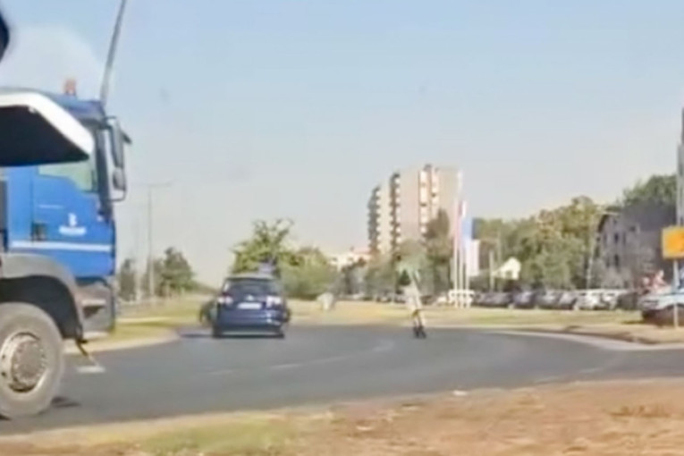 Muškarac na trotinetu razbesneo vozače jednim potezom: "Postali su gori od biciklista" (VIDEO)