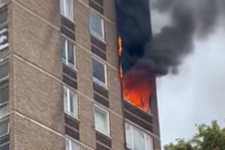 Gori zgrada u Londonu: Sedamdeset vatrogasaca se bori sa vatrom (VIDEO)