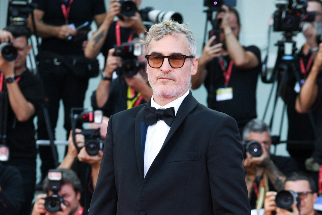 Hoakin Finiks prvi put o šokantnoj odluci da napusti gej film pet dana pre početka snimanja: Džentlmen ili diplomata?