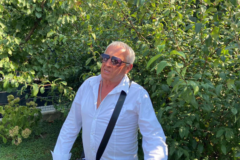 "Varao sam je, a sada mi nedostaje!" Era Ojdanić u ljubavi sa mlađom devojkom, a i dalje pati za pokojnom ženom!