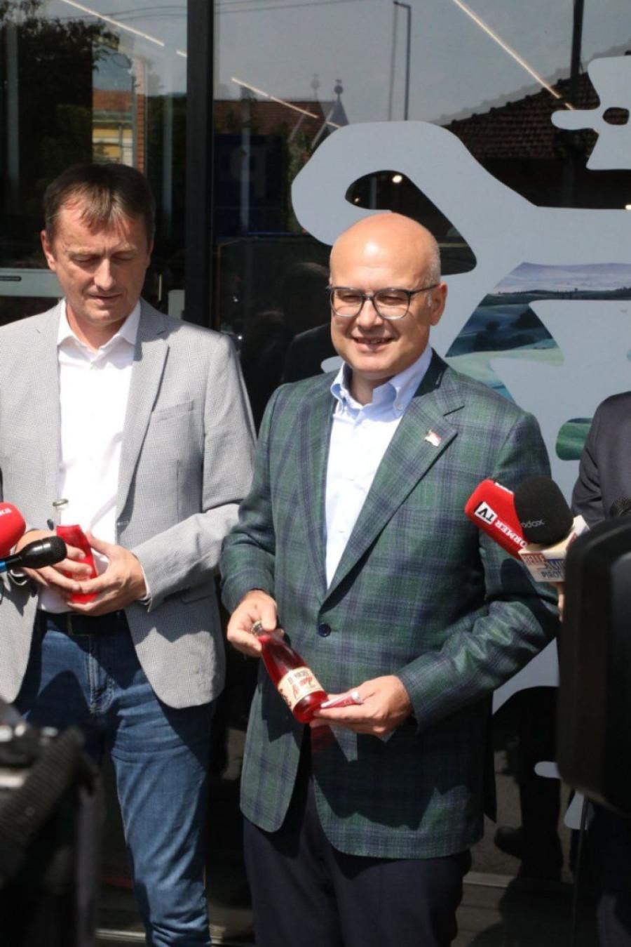 Premijer Vučević i ministar Glišić se vratili u mladost: Pogledajte kako uživaju u nekada popularnom domaćem piću, evo i kojem